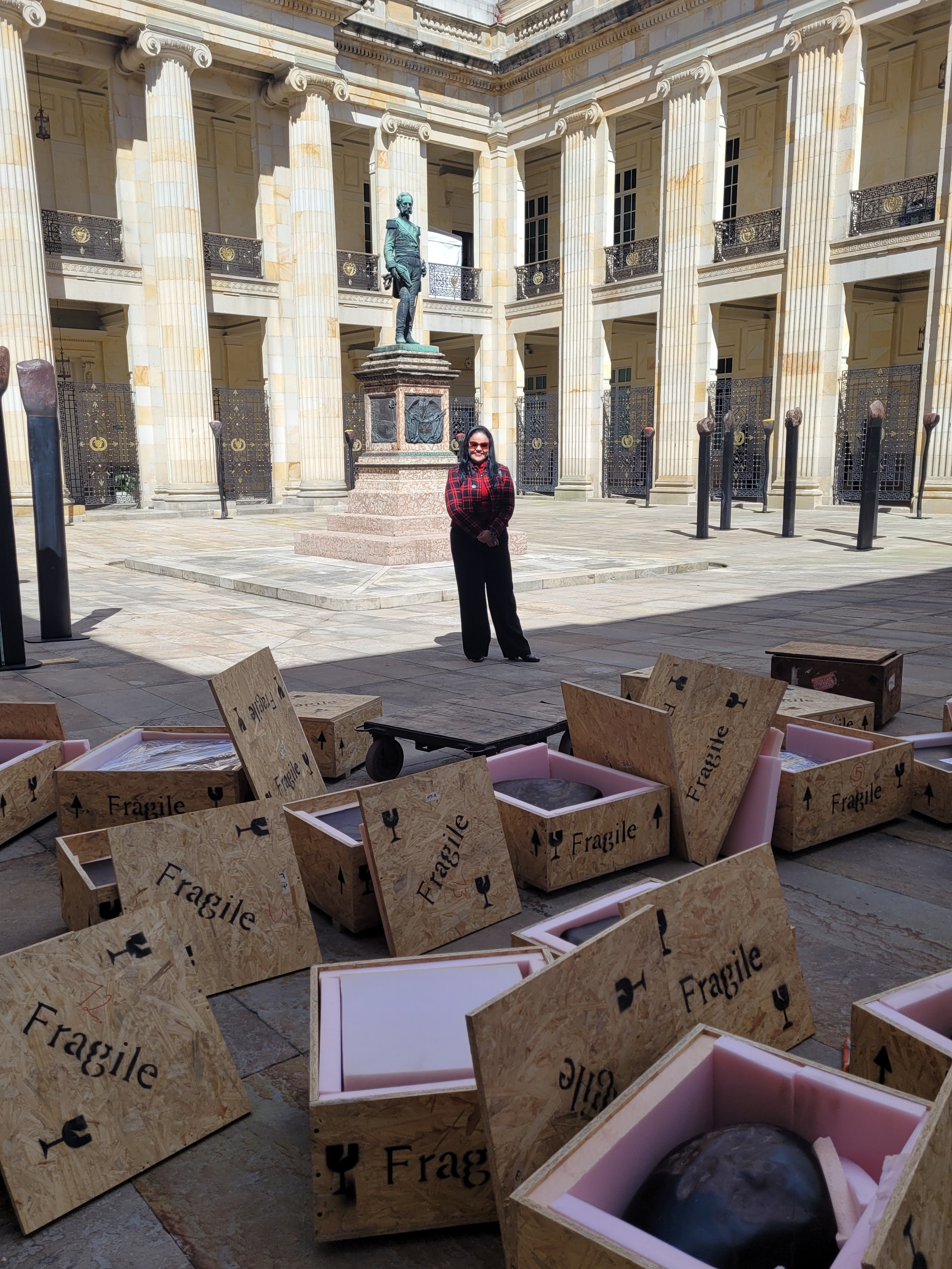 Montando la muestra monumental de Hugo Zapata en el Capitolio Nacional de Colombia