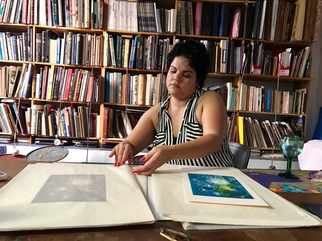 Proceso de investigación — revisando obra en biblioteca